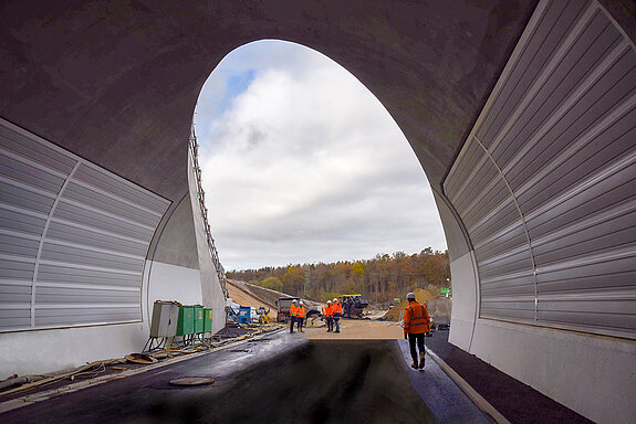 Warum im bergmännischen Abschnitt des Tunnels von einem Eiprofil gesprochen wird, zeigt dieses Bild vom Nordportal eindrücklich. (Foto. Stadt Freising) 