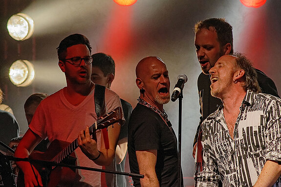 Gefeierte Rock-Show der Musikschule beim Uferlos-Festival 2013 mit (v.l.) Hänz Czernik, Jürgen Wüst, OB Tobias Eschenbacher und Richy Kehr. 