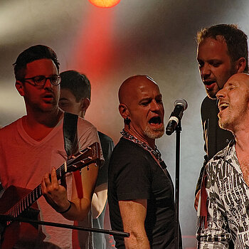 Gefeierte Rock-Show der Musikschule beim Uferlos-Festival 2013 mit (v.l.) Hänz Czernik, Jürgen Wüst, OB Tobias Eschenbacher und Richy Kehr. 