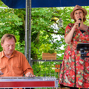 Titus Waldenfels und Petra Lewi begeisterten mit ihren Liedern. (Foto: Stadt Freising)