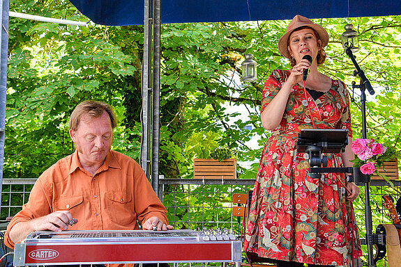 Titus Waldenfels und Petra Lewi begeisterten mit ihren Liedern. (Foto: Stadt Freising)