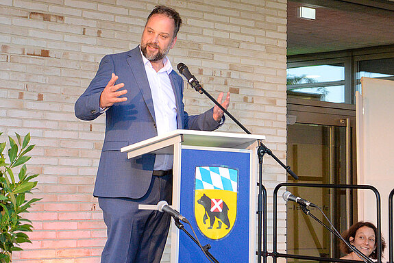 OB Tobias Eschenbacher sprach den jungen Musici sein Kompliment aus: "Wirklich toll, dass Ihr uns heute diesen Kulturempfang bereichert." (Foto: Stadt Freising) 