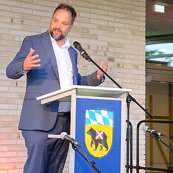 OB Tobias Eschenbacher sprach den jungen Musici sein Kompliment aus: "Wirklich toll, dass Ihr uns heute diesen Kulturempfang bereichert." (Foto: Stadt Freising) 