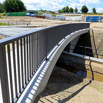 Blick über das Geländer der Brücke zum Tunnelportal der Westtangente. (Foto: Stadt Freising) 