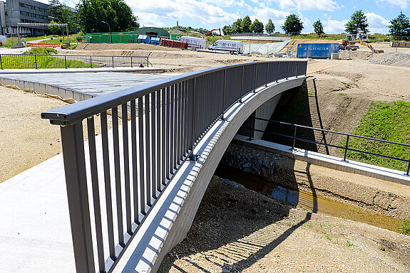 Blick über das Geländer der Brücke zum Tunnelportal der Westtangente. (Foto: Stadt Freising) 