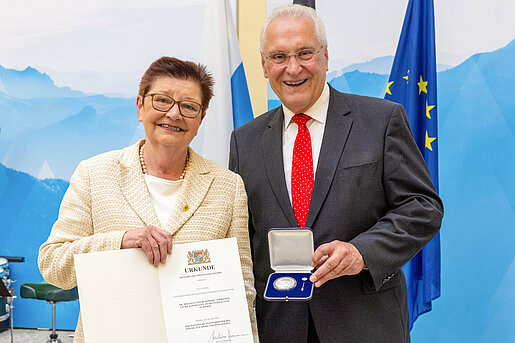 Eva Bönig mit Bayerns Innenminister Joachim Herrmann (Foto: Bayerisches Innenministerium / Alexandra Beier)