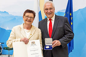 Eva Bönig mit Bayerns Innenminister Joachim Herrmann (Foto: Bayerisches Innenministerium / Alexandra Beier)