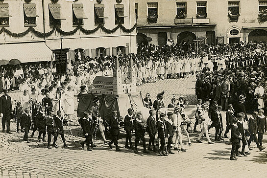 Die Jubiläumsprozession am 13. Juli 1924 führte durch die ganze Innenstadt; hier der Bereich Bahnhofstraße / Obere Hauptstraße. In der Mitte ein Modell des Freisinger Doms.