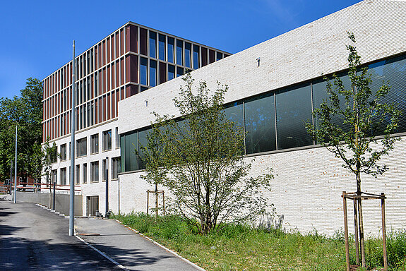 Östlich der Mittelschule schließt sich die Sporthalle (rechts im Bild) an. (Foto: Stadt Freising) 
