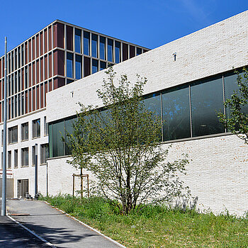 Östlich der Mittelschule schließt sich die Sporthalle (rechts im Bild) an. (Foto: Stadt Freising) 