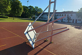 Der beschädigte Basketballkorb in der Savoyer Au.