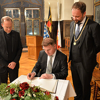 Eintrag ins Goldene Buch der Stadt (v.l.): Christian Hartl (Renovabis), Botschafter But und OB Eschenbacher. (Foto: Stadt Freising) 