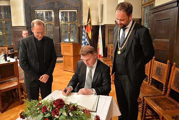 Eintrag ins Goldene Buch der Stadt (v.l.): Christian Hartl (Renovabis), Botschafter But und OB Eschenbacher. (Foto: Stadt Freising) 