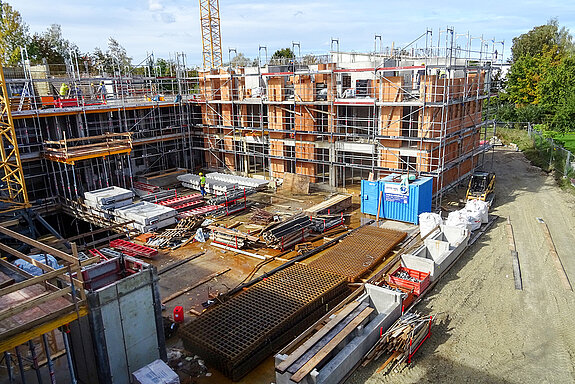 Blick in den Innenhof des Mehrgenerationenhauses an der Katharina-Mair-Straße im Oktober 2020. (Foto: Stadt Freising)