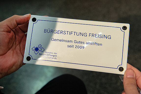 Die Stiftung erhält von Dr. Frank-W. Strathmann, Regionalkurator des Bundesverbands Deutscher Stiftungen, eine Jubiläumstafel. (Foto: Stadt Freising)