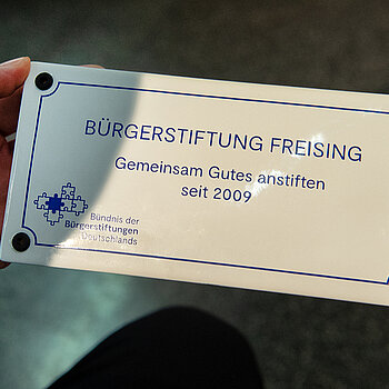 Die Stiftung erhält von Dr. Frank-W. Strathmann, Regionalkurator des Bundesverbands Deutscher Stiftungen, eine Jubiläumstafel. (Foto: Stadt Freising)