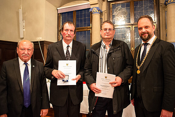 OB Tobias Eschenbacher zeichnet Stefan Heilmeier (2. von links) und Richard Paukner (3. von links) aus. (Foto: Stadt Freising)