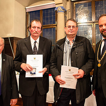 OB Tobias Eschenbacher zeichnet Stefan Heilmeier (2. von links) und Richard Paukner (3. von links) aus. (Foto: Stadt Freising)