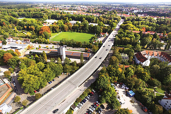 Blick auf Luitpoldbrücke und Hochtrasse, die 2022 und 2023 auch für den Radverkehr optimiert werden. (Luftbild: Wadle Bau)