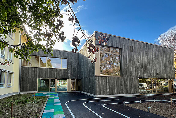 Erweiterung der Grundschule St. Lantbert: Der moderne Holzanbau fügt sich auch architektonisch bestens ein. (Foto: Stadt Freising)