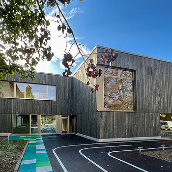 Erweiterung der Grundschule St. Lantbert: Der moderne Holzanbau fügt sich auch architektonisch bestens ein. (Foto: Stadt Freising)