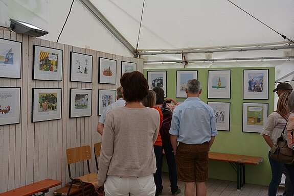 In Zusammenarbeit mit der Klimaschutzmanagerin der Stadt Freising wurde auf dem Uferlos Festival die Ausstellung „Glänzende Aussichten“ präsentiert.