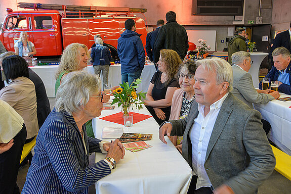 Im Gespräch (vorne links) Steffi Gölz mit (v.r.) Andreas Meinel und Maria Kiess.