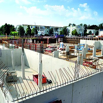 Innovativ und Beitrag zur Entlastung des Wohnungsmarktes: das Mehrgenerationenwohnen an der Katharina-Mair-Straße, hier ein Foto der Baustelle im Juni 2020. (Foto: Stadt Freising)