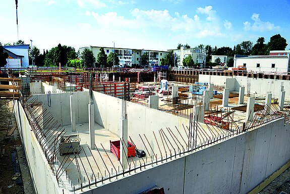 Innovativ und Beitrag zur Entlastung des Wohnungsmarktes: das Mehrgenerationenwohnen an der Katharina-Mair-Straße, hier ein Foto der Baustelle im Juni 2020. (Foto: Stadt Freising)