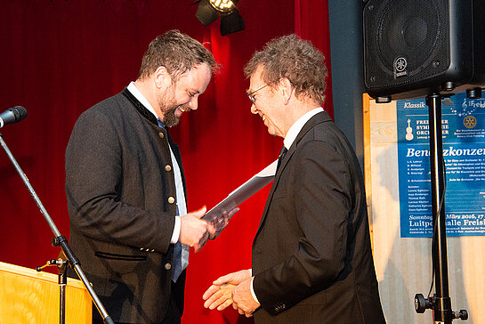 Urkundenübergabe: OB Tobias Eschenbacher ernennt Martin Keeser zum "Ehrendirigenten des Freisinger Symphonieorchesters". (Foto: Stadt Freising) 