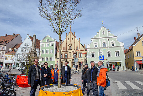 Vorstellung der Aktion (v.l.) Michael Schulze, Barbara Schelle, Anton Eichenlaub (Stadt Freising), Planungsreferent Franz Bernack, Johann Pilz und Tobias Micke (ST raum a.) sowie Tobias Kramer (toponauten). Foto: Stadt Freising