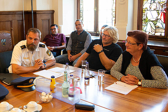 Polizeichef Ernst Neuner, Adrian Gewald und Bernd Seeburger vom städtischen Volksfest-Team, Weinhallen-Wirt Max Riemensperger und Bürgermeisterin Eva Bönig sind mit dem Verlauf des Volkfsfestes hochzufrieden.