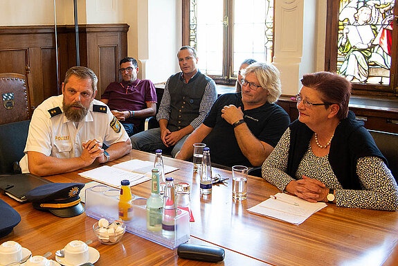 Polizeichef Ernst Neuner, Adrian Gewald und Bernd Seeburger vom städtischen Volksfest-Team, Weinhallen-Wirt Max Riemensperger und Bürgermeisterin Eva Bönig sind mit dem Verlauf des Volkfsfestes hochzufrieden.