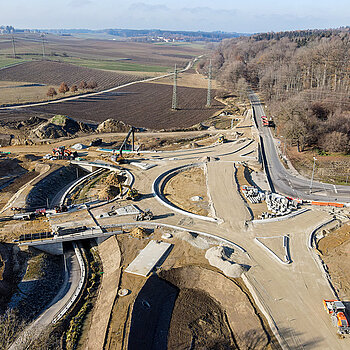 Die Kreuzung der Staatsstraße St 2084 mit Weihenstephaner Ring, Griesfeld- und Thalhauser Straße wird für die Anbindung der Westtangente zu einem fünfarmigen Kreisel umgebaut. (Drohnenbild: Franz Josef Kirmaier/ das produktionshaus)