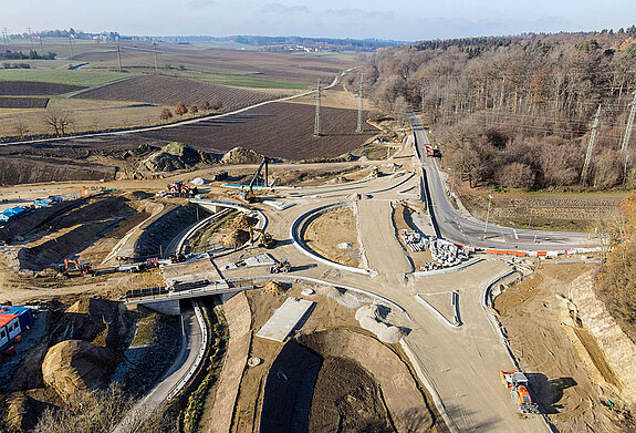 Die Kreuzung der Staatsstraße St 2084 mit Weihenstephaner Ring, Griesfeld- und Thalhauser Straße wird für die Anbindung der Westtangente zu einem fünfarmigen Kreisel umgebaut. (Drohnenbild: Franz Josef Kirmaier/ das produktionshaus)