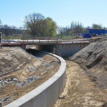 Links der Betonmauer wird der - verlegte - Thalhauser Graben verlaufen, rechts davon der Geh- und Radweg. Die unter den Brücken verlaufende Trasse schafft einen kreuzungsfreien Weg von Dürnast bis zur Innenstadt. (Foto: Stadt Freising)