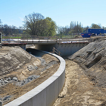 Links der Betonmauer wird der - verlegte - Thalhauser Graben verlaufen, rechts davon der Geh- und Radweg. Die unter den Brücken verlaufende Trasse schafft einen kreuzungsfreien Weg von Dürnast bis zur Innenstadt. (Foto: Stadt Freising)