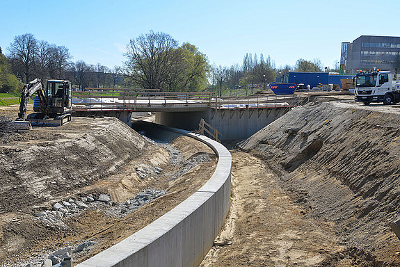 Links der Betonmauer wird der - verlegte - Thalhauser Graben verlaufen, rechts davon der Geh- und Radweg. Die unter den Brücken verlaufende Trasse schafft einen kreuzungsfreien Weg von Dürnast bis zur Innenstadt. (Foto: Stadt Freising)