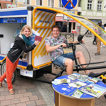 Florian Seiderer und Klimaschutzmanagerin Marie Hüneke informierten zu Radverkehrsthemen und weiteren Projekten der Stadt Freising und präsentierten das 2019 neu angeschaffte Lastenfahrrad der Stadt Freising