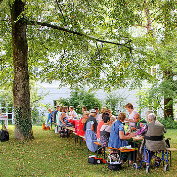 Auf dem Bild ist die Aktion "Freising frühstückt" im Amtsgerichtsgarten zu sehen.