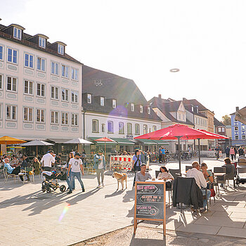 Noch sind nicht alle Absperrbarken beseitigt, doch die Freisinger*innen und Gäste nehmen die neue Obere Altstadt schon begeistert in Beschlag. (Foto: Stadt Freising)