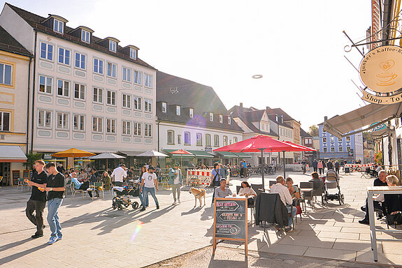 Noch sind nicht alle Absperrbarken beseitigt, doch die Freisinger*innen und Gäste nehmen die neue Obere Altstadt schon begeistert in Beschlag. (Foto: Stadt Freising)