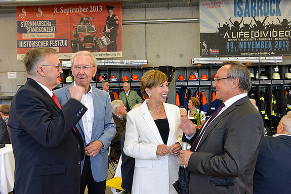 Albert Söhl (BRK-Kreisgeschäftsführer), Peter Reisch, Anita Meinelt (stellvertretende Landrätin) und Sparkassen-Vorstand Johann Kirsch (v.l.).