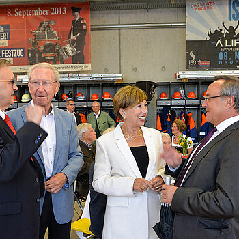 Albert Söhl (BRK-Kreisgeschäftsführer), Peter Reisch, Anita Meinelt (stellvertretende Landrätin) und Sparkassen-Vorstand Johann Kirsch (v.l.).