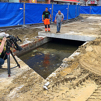 Auf dem Weg zur Moosach-Öffnung: Am 18. Juni 2020 war der Bachlauf in der Oberen Hauptstraße erstmals im Zuge der Sanierungsarbeiten zu sehen. (Foto: Stadt Freising)