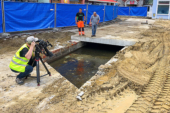 Auf dem Weg zur Moosach-Öffnung: Am 18. Juni 2020 war der Bachlauf in der Oberen Hauptstraße erstmals im Zuge der Sanierungsarbeiten zu sehen. (Foto: Stadt Freising)