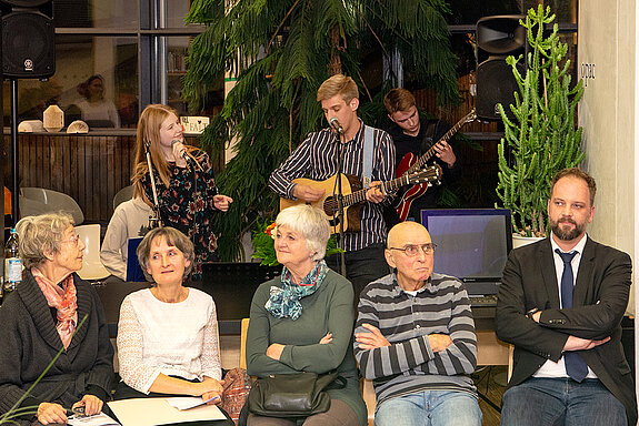 Kurzweilig: Reden und mitreißende Stücke von "Mieke and the Boys" wechselten sich beim Jubiläumsabend an. (Foto: Stadt Freising)