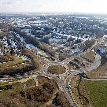 Blick von oben auf die - noch gesperrte -Einfahrt zum Nordportal des Tunnels. (Drohnenfoto: F.J. Kirmaier/das produktionshaus)