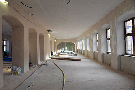 Dezember 2021: Blick ins Asamfoyer - hier werden wie früher an einer Theke Getränke ausgegeben. (Foto: Stadt Freising)