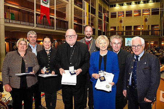 Verleihung der Partnerschaftsmedaille: Claudia und Thomas Leitner, Ulrike Steiner, Kardinal Reinhard Marx, OB Tobias Eschenbacher, Mirjam Jan-Blažič, Hubert Hierl und Dieter Thalhammer (v.l.) Foto: Stadt Freising